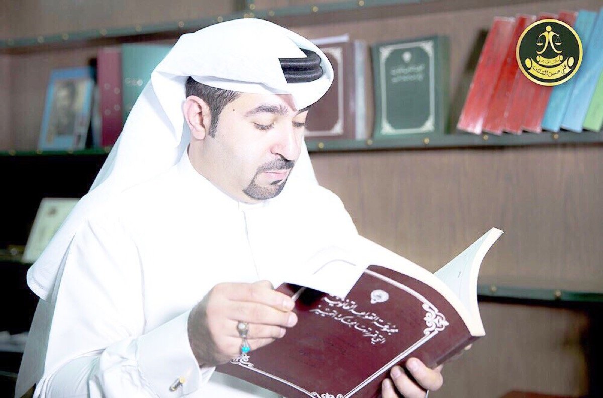 المحامي علي حسن القلاف يراجع مستندًا قانونيًا