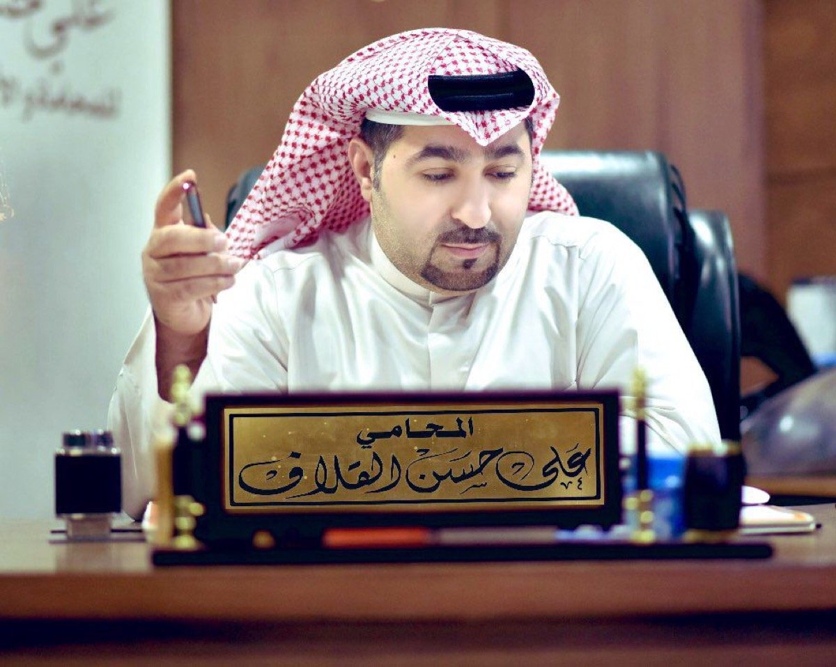 المحامي علي حسن القلاف خلف مكتبه